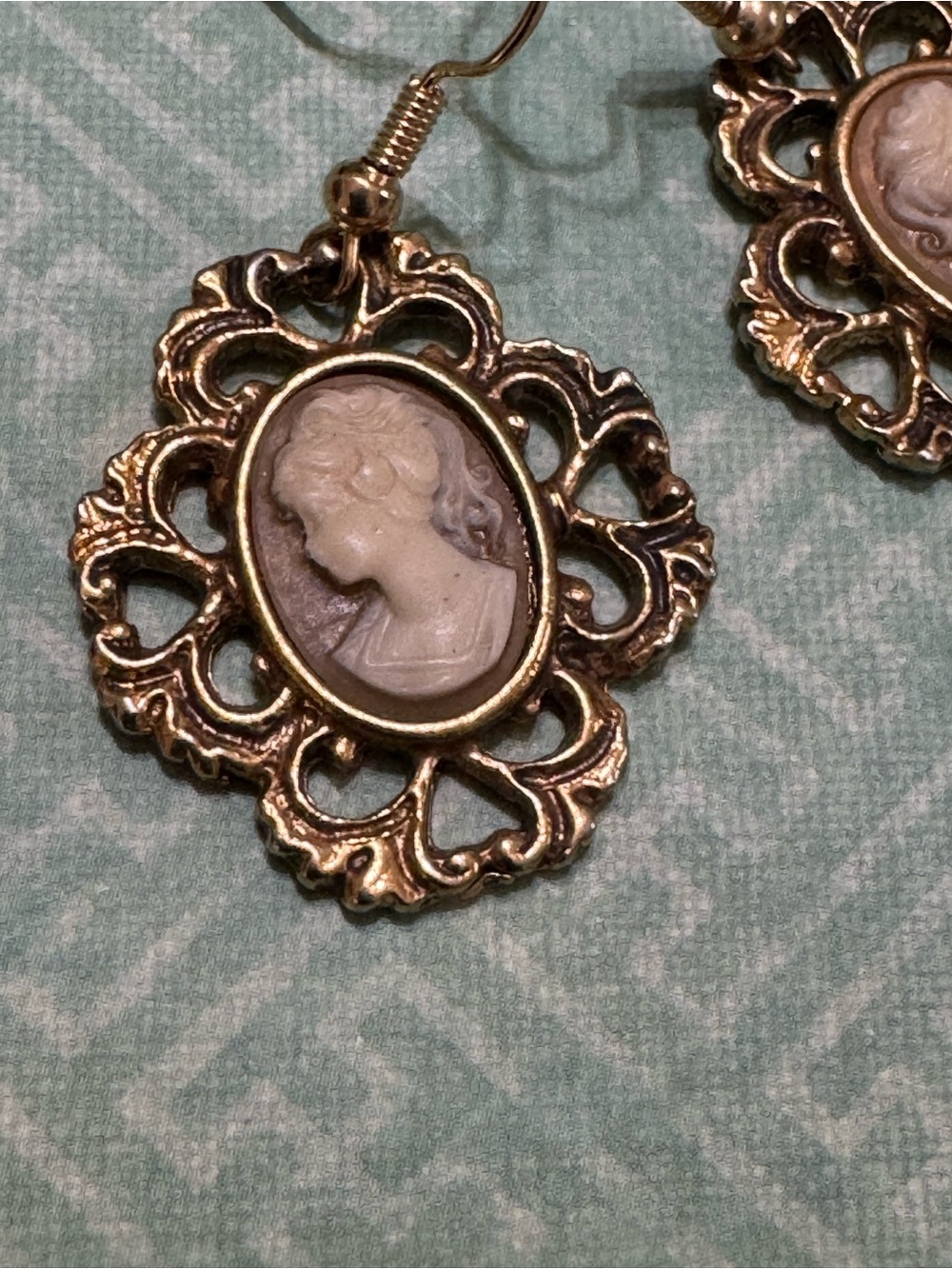 VINTAGE CAMEO EARRINGS - Picture 6 of 8